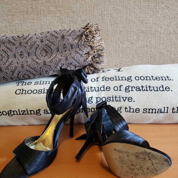 B2 SATIN HEELS WITH BOWS SIZE 9 - Picture 3 of 5